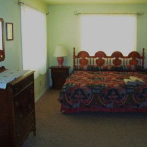 Creekside-Condo-Bedroom-with-king-crib-rollaway