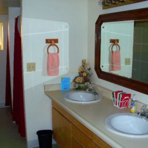 Double-Bathroom-on-Bedroom-Wing